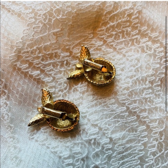 Sarah Coventry apple earrings 🍎 - Picture 2 of 4